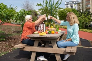groupe of people eating fresh food in garden setting